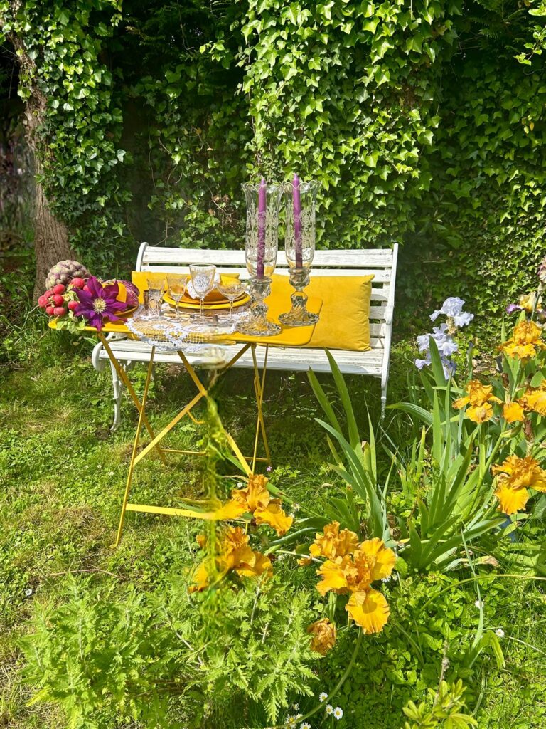 Romanticissima Tavola per Single in un angolo del giardino. Per coccolarsi e passare dei momenti in solitaria quiete.