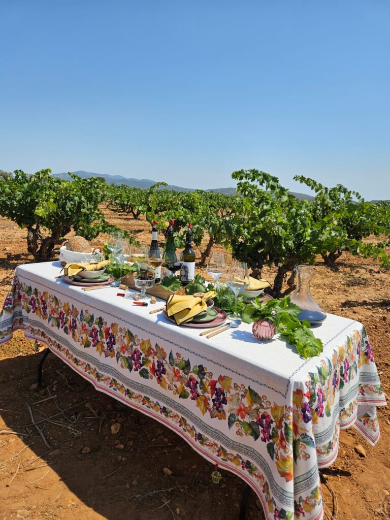 "Grapes Inspirations" per la tavola creata tra i filari di uva e calici di vino per brindare all'autunno