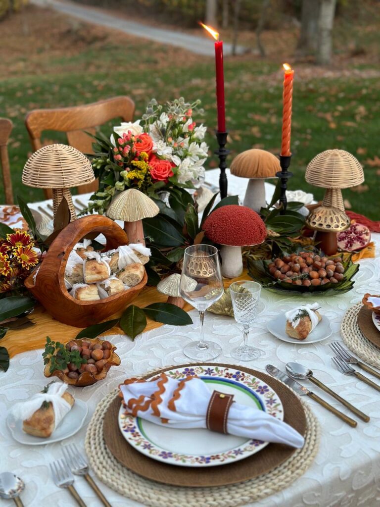 Tavola allestita in piena campagna e decorata con Funghi e Castagne