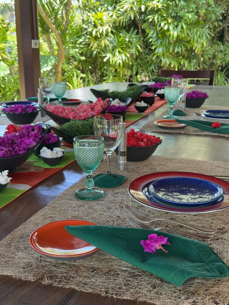 Tavole in Fiore in stile balinese tra piante di bambù e petali di bouganvillea coloratissima per la tavola di Catherine di @tablegetaway